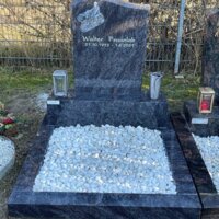 Grabstein mit eingraviertem Motorradfahrer von Grabdesign Haberl