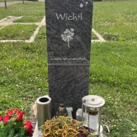 Pusteblume mit Grabinschrift (President) in Silber, händisch graviert